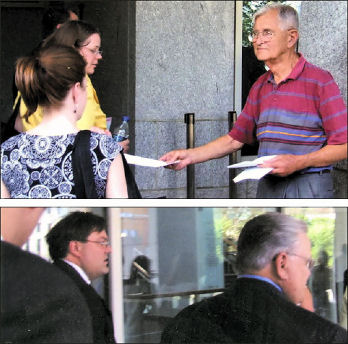 willis-carto-handing-flyers-to-members-of-the-john-hagee-pro-israel-cult-as-they-arrive-at-hagees-2008-israel-summit-in-washington-dc